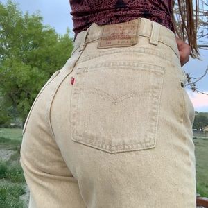 VINTAGE HIGH-WAISTED LEVI MOM JEANS